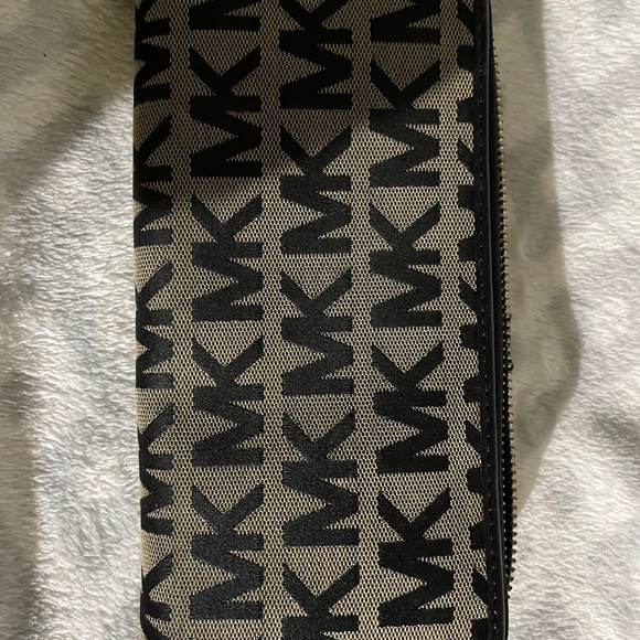 MK Purse - Picture 2 of 2
